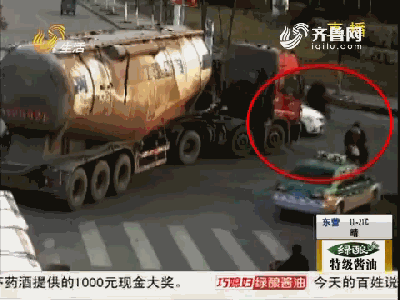 摩托車瞬間遭碾壓