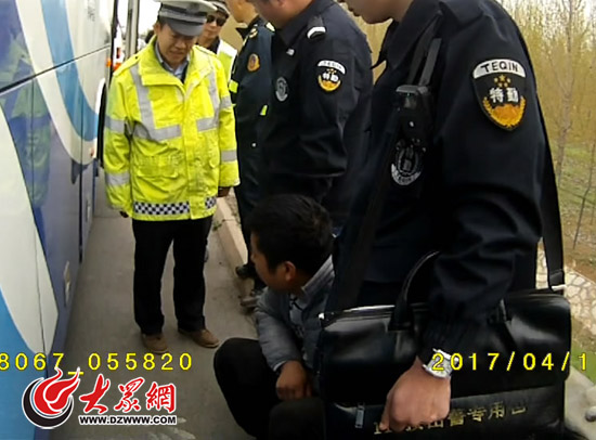 乘客徐某(蹲下者)承認(rèn)了拔鑰匙逼停大客車的事。