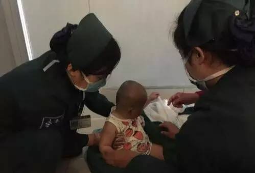 医护人员正在照顾男婴