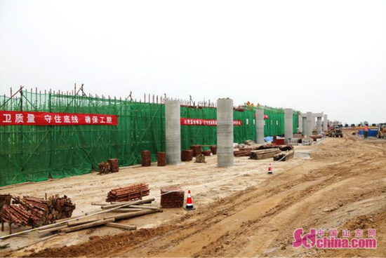 濟青高速(北線)改擴建工程施工現場。(攝影 畢冉)