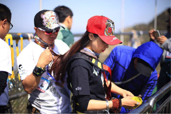 银座天蒙山盛况空前!亚洲蹦极第一人携手段女