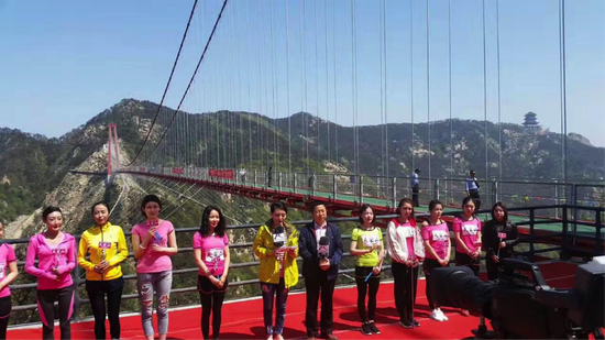 银座天蒙山盛况空前!亚洲蹦极第一人携手段女