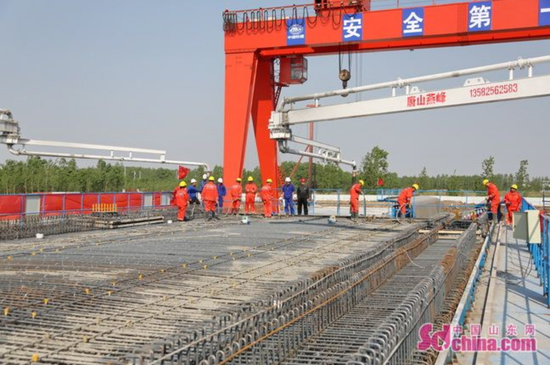 鲁南高铁施工方正在进行桥梁作业。（摄影 毕冉）