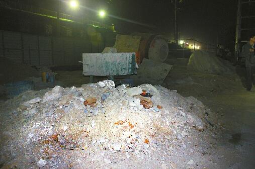 12日晚，督查组在山东济南工业北路快速路项目沿线发现多处渣土未覆盖现象。 记者王菲 摄