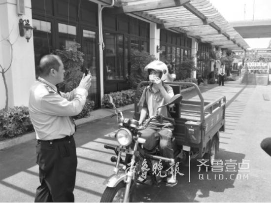 5月11日,一名快递小哥在进行科目三考试。记者 张泰来 摄