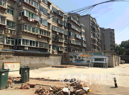 槐蔭區(qū)閆千戶小區(qū)內(nèi)原來的綠地成了水泥地。齊魯晚報·齊魯壹點 記者劉飛躍 實習生高鵬飛 攝