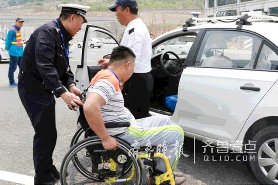 一名殘疾學員順利通過駕照科三考試。濟南市車管所供圖