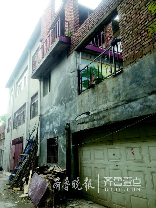 蝎子山上不少别墅建得毫无章法,有些只是搭起来一个框架。实习生刘晓摄