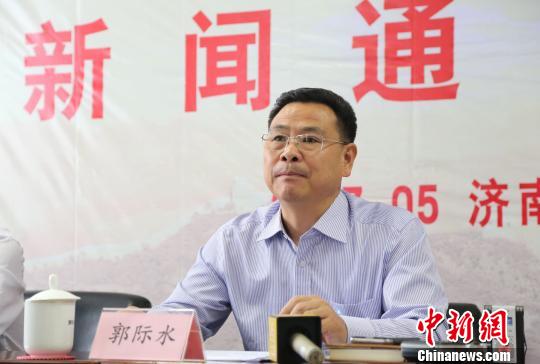 山東省工商局黨組成員、副局長郭際水在國家企業信用信息公示系統(山東)建設運行情況的新聞通報會上介紹相關情況。 沙見龍 攝