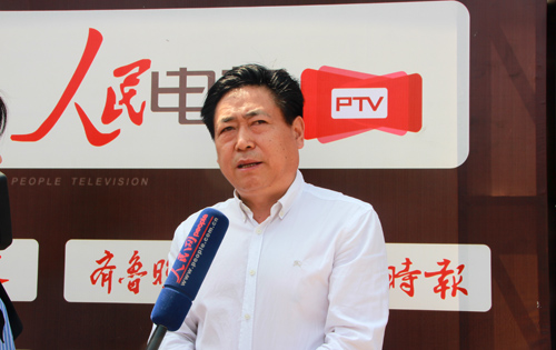 济南市体育局党委委员、济南奥林匹克体育中心主任杜在东接受人民网记者采访。（摄影 宋翠）
