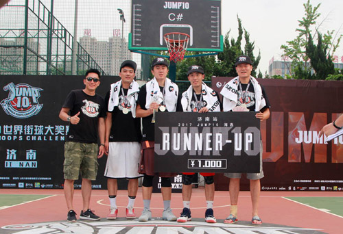 JUMP10世界街球大獎賽創始人吳躍剛（左一）為亞軍隊“JN3×3”隊頒發獎杯及獎金。（攝影 宋翠）