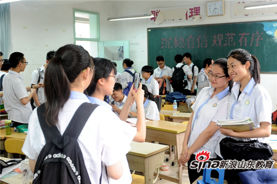 濟南中學高三3班的考生們在在即生活學習了三年教室里合影留念，用光影留下青春永恒的美好記憶。他們用簽名等各種方式為彼此留念，同時緩解考前壓力。