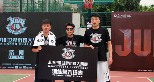 唐楠（左一）、郭晓（右一）二人则被球探当场选中，直接入选JUMP10精英训练营。（摄影 宋翠）