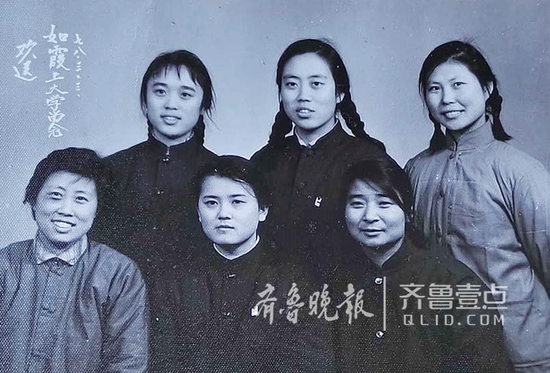 梁如霞(前排中)，山東財經(jīng)大學退休教授，1977年參加高考，之前為工廠女工。這是她在上學前和工友的合影留念。