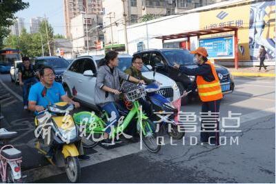 于華巖勸阻不按規定通行的市民。