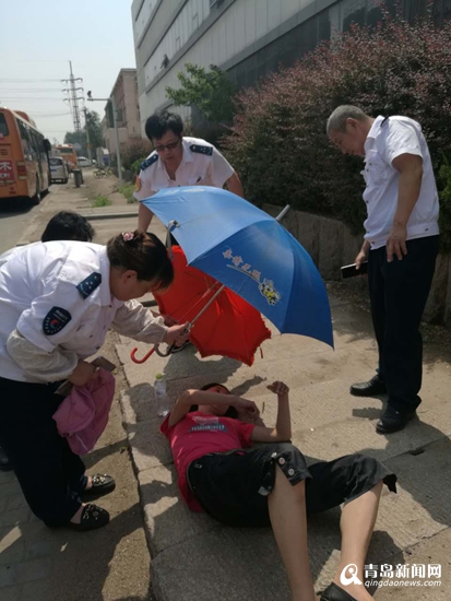 女子醉酒睡馬路邊，公交司機為其撐傘遮陽。