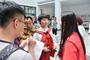 学生记者采访考生——李博一摄影