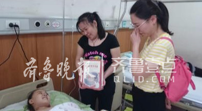 劉娟(右一)看望青青時仍忍不住抹淚。