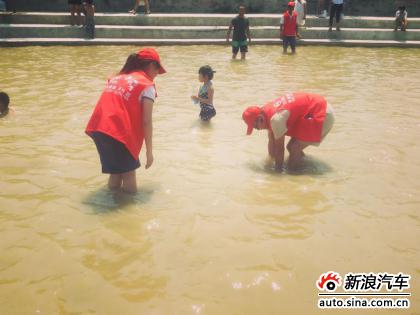 大人小孩都下水抓鱼了