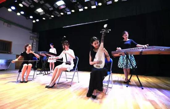 山师学子正在演奏音乐