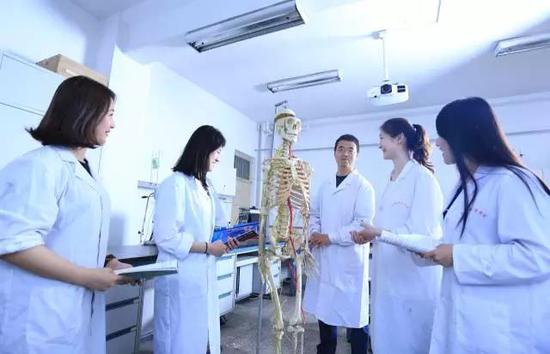老师正在给学生上课