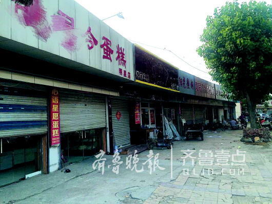 25日,路西不少店铺开始关门和搬家,做拆迁前的准备。