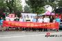 学校领导与即将离校的毕业生代表合影