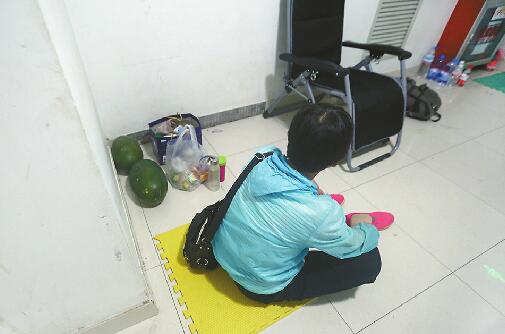 27日，被打者的妻子在医院走廊里焦急等待。记者刘玉乐 摄