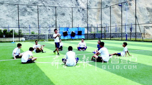 青岛一国际学校的学生在校园操场上玩足球游戏。 记者 李珍梅 摄