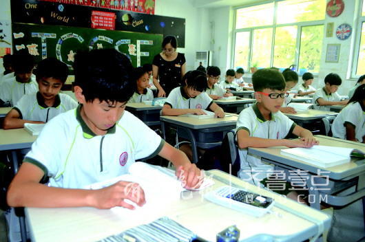 留学低龄化趋势明显。济宁孔子国际学校初中国际班内，学生正在上课。 记者 于伟 摄