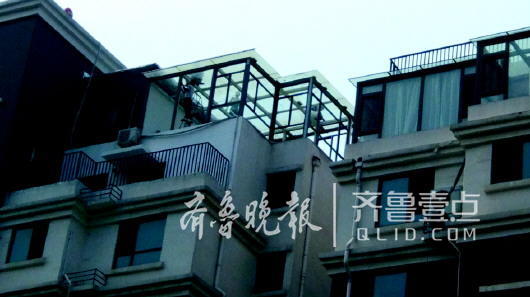 白金瀚宮6號樓一戶業(yè)主正在拆除樓頂違建。