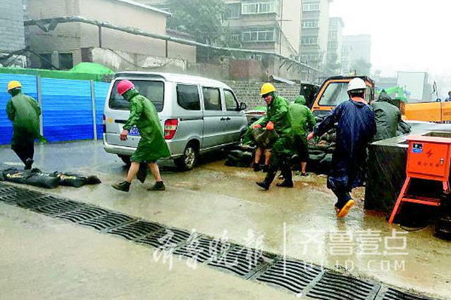 6日，顺河高架南延玉函地道施工段，施工人员正在堆放沙袋。 记者 王皇 摄