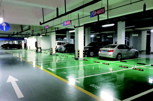 7月6日白天,華仁·歐典商苑小區停車場內很多車位都空著。
