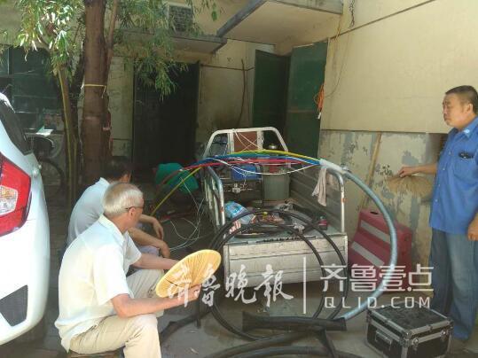 乘涼的小區居民。
