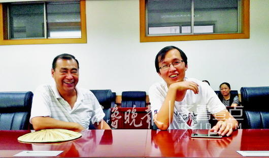 兩位救人的老師接受記者采訪，右為仇云龍。 記者 李飛 攝