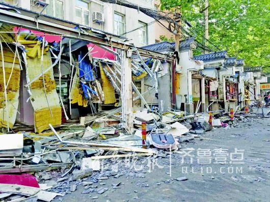 拆除后的小吃街將進行路面硬化,恢復交通功能。齊魯晚報·齊魯壹點 記者 孫業文 攝