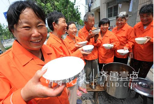 每当夏季到来，环卫工高温下工作保障问题就显得尤为重要（资料图）