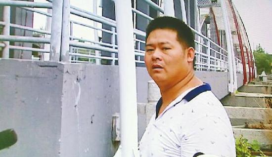 16日,秦荣成回忆下河救人的经过。 视频截图