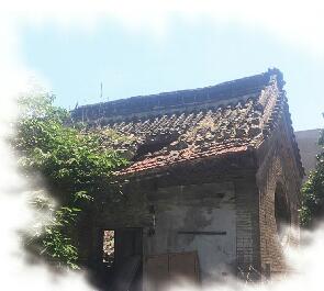 督城隍庙内戏台屋顶部分坍塌,西北角的屋檐摇摇欲坠。