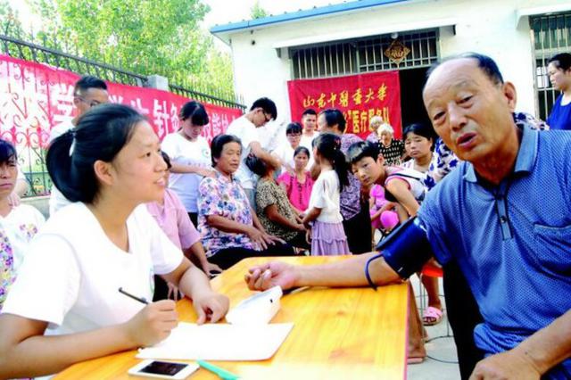聊城：村里来了大学生义诊队