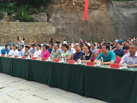 “乘綠皮車 看齊長城”精準扶貧·媒體在行動集中采訪活動啟動儀式在潭溪山旅游區玻璃橋廣場舉行