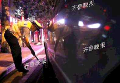 21日晚,一輛違停車輛被市中交警拖離。本報(bào)記者張?zhí)﹣?lái) 攝