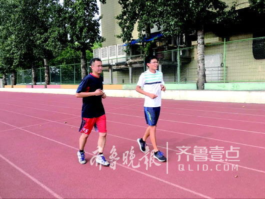 徐克（右）本职是网球教练，平常也会兼职做陪跑。