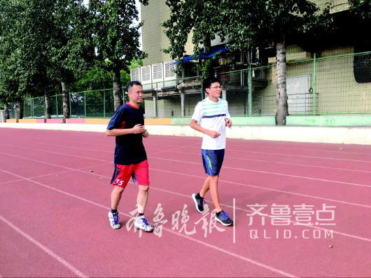 徐克（右）本職是網球教練，平常也會兼職做陪跑。