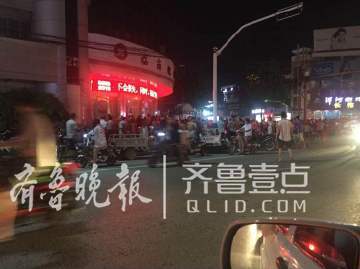 晚八點還有人聚集