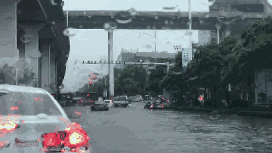 18日下午2點左右,濟南順河高架橋省體附近積水嚴重,多輛車趴窩。齊魯晚報·齊魯壹點記者 張子森 攝