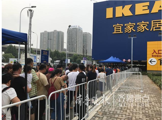 等待進入宜家的市民排起長隊。 王倩 攝