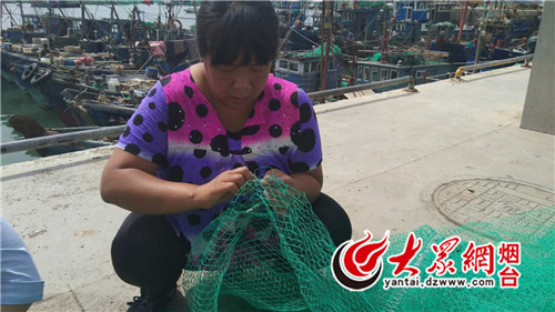漁民正在補網,為開海做準備