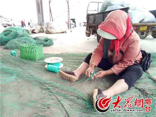 漁民正在補網,為開海做準備