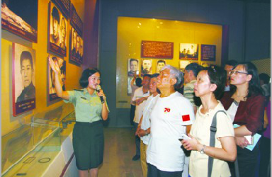 游客在冀鲁边革命纪念馆参观